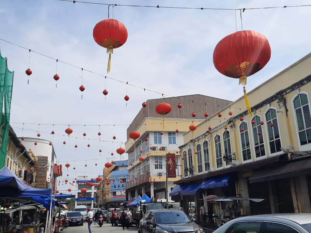 柔：新闻：停挂一年后，麻坡贪食街再次挂起红灯笼
