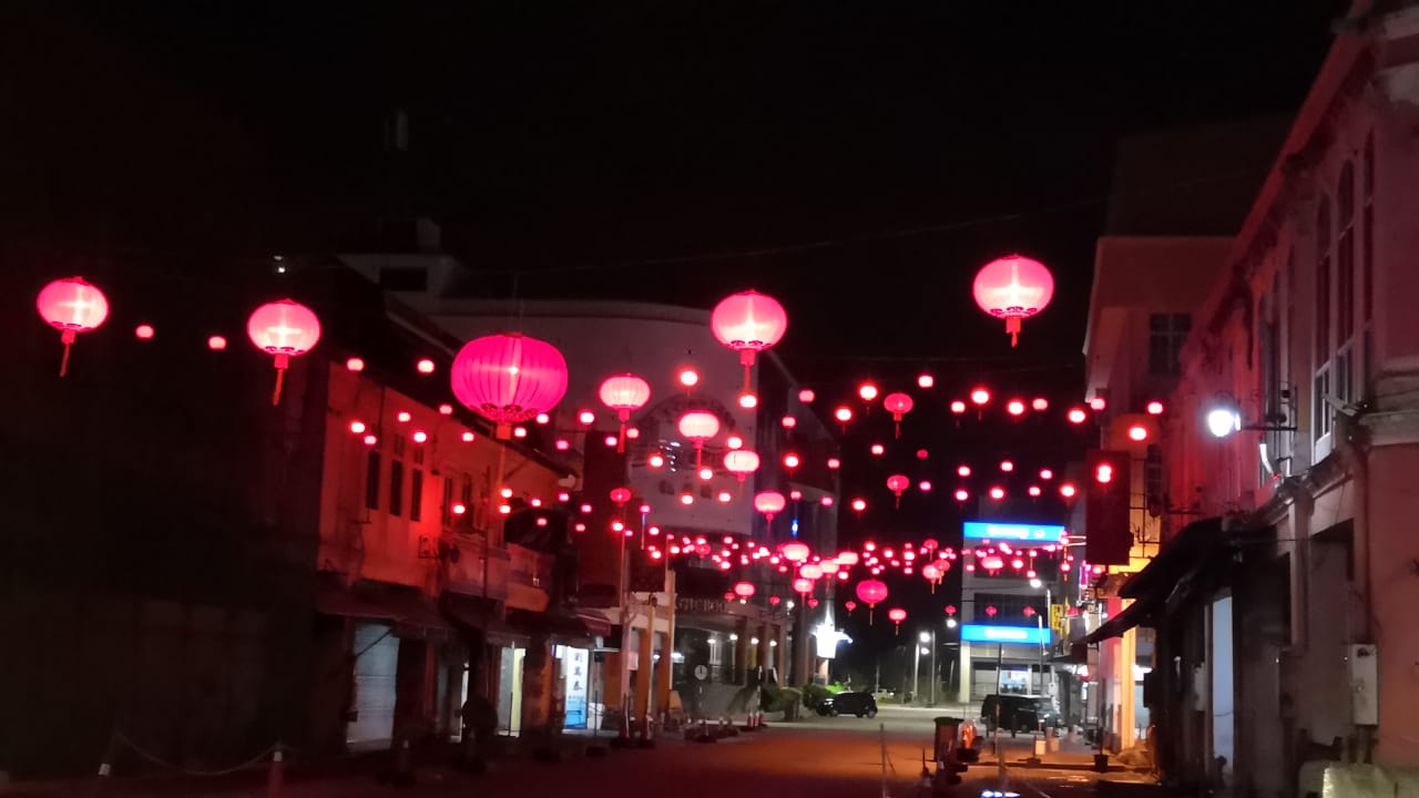 柔：新闻：停挂一年后，麻坡贪食街再次挂起红灯笼