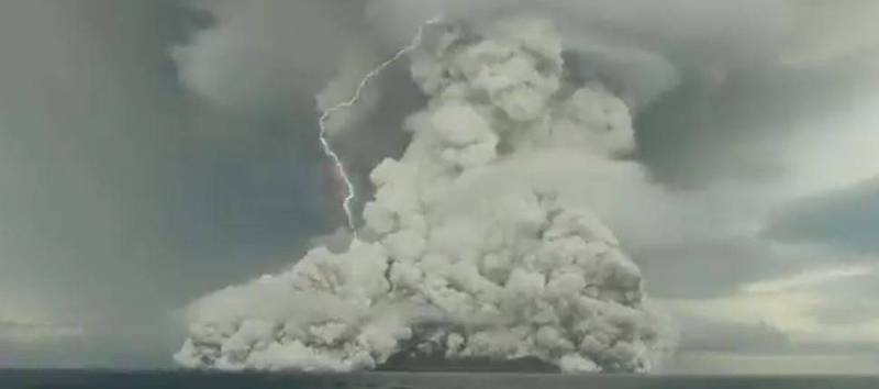 汤加海底火山爆发威力强大 蕈状云不断窜向天际夹杂闪电