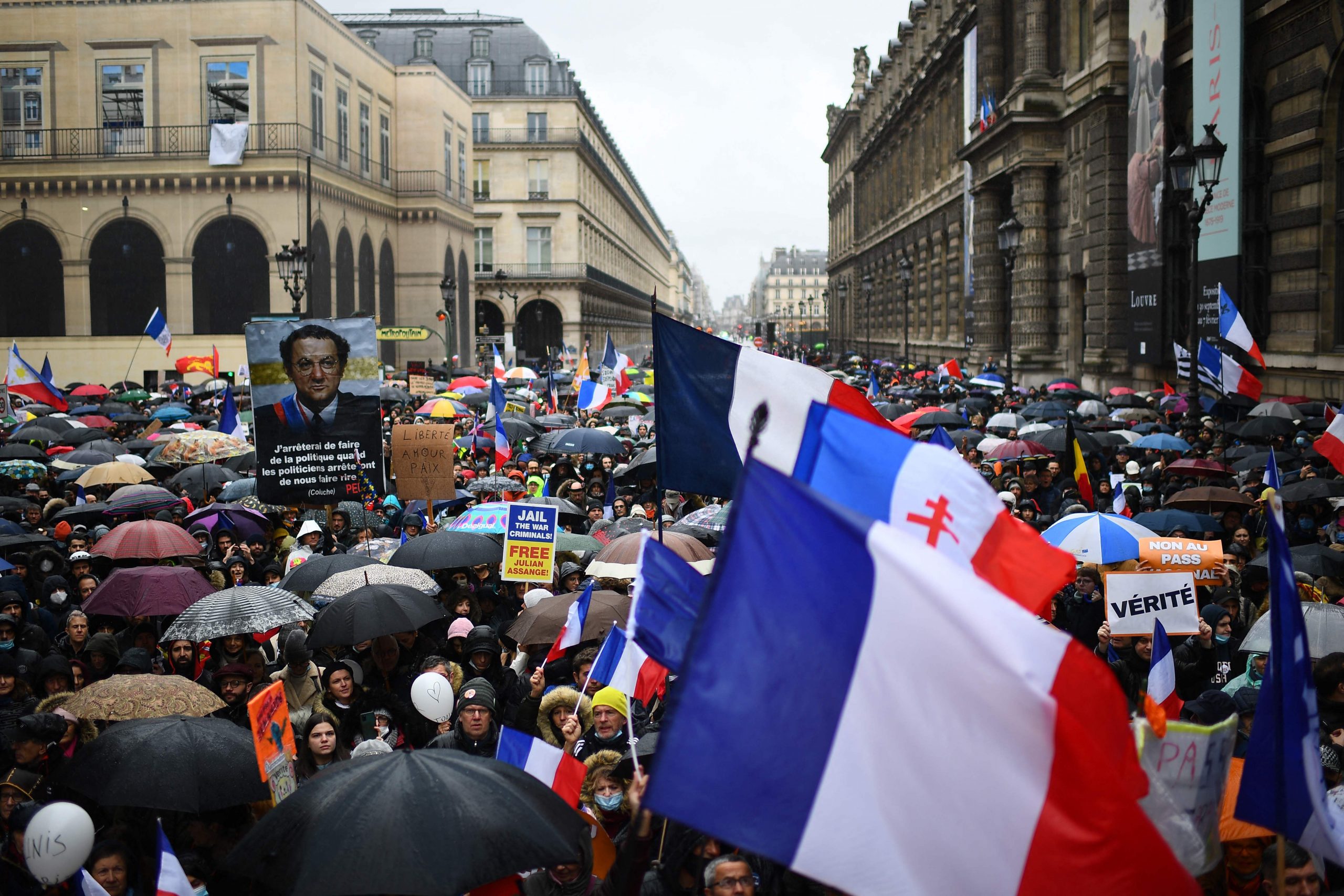 法国强推新法抗疫 10万人上街抗议　 