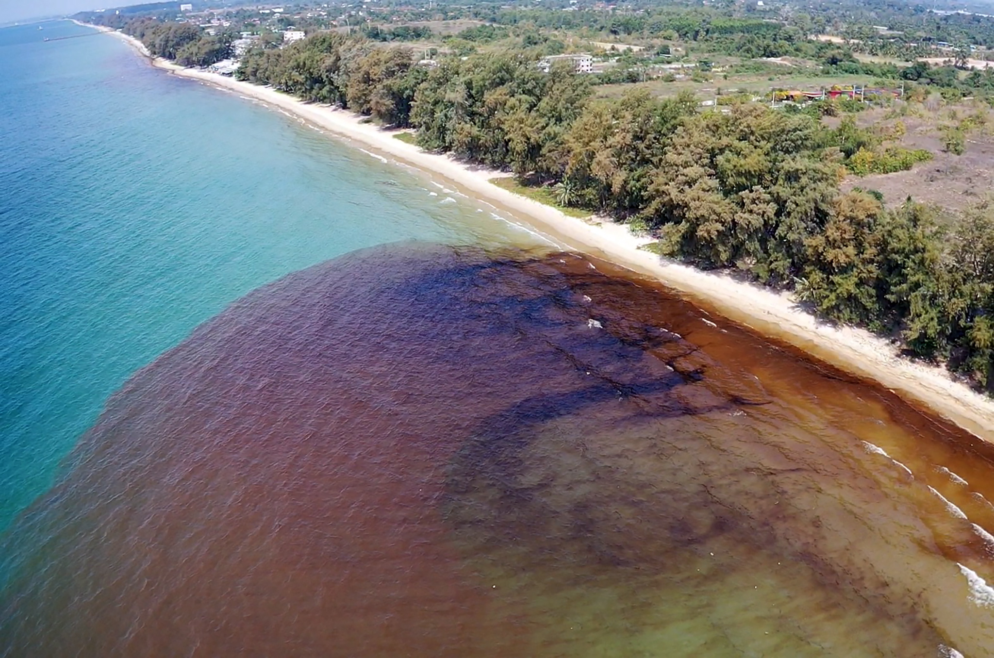 泰国／东部海底输油管泄漏　当局宣布进入紧急状态