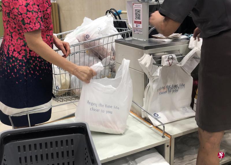 狮城环境局建议：超市塑料袋拟收费15仙至30仙