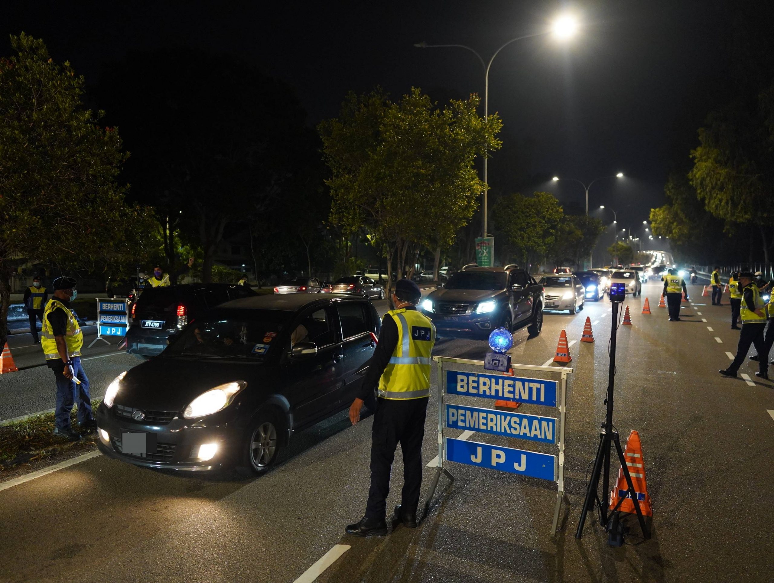 甲JPJ除夕前一夜设路障 750辆交通工具被开罚单