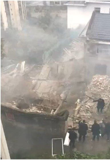 看世界)重庆街道办食堂爆炸倒塌　逾20人被埋至少两死