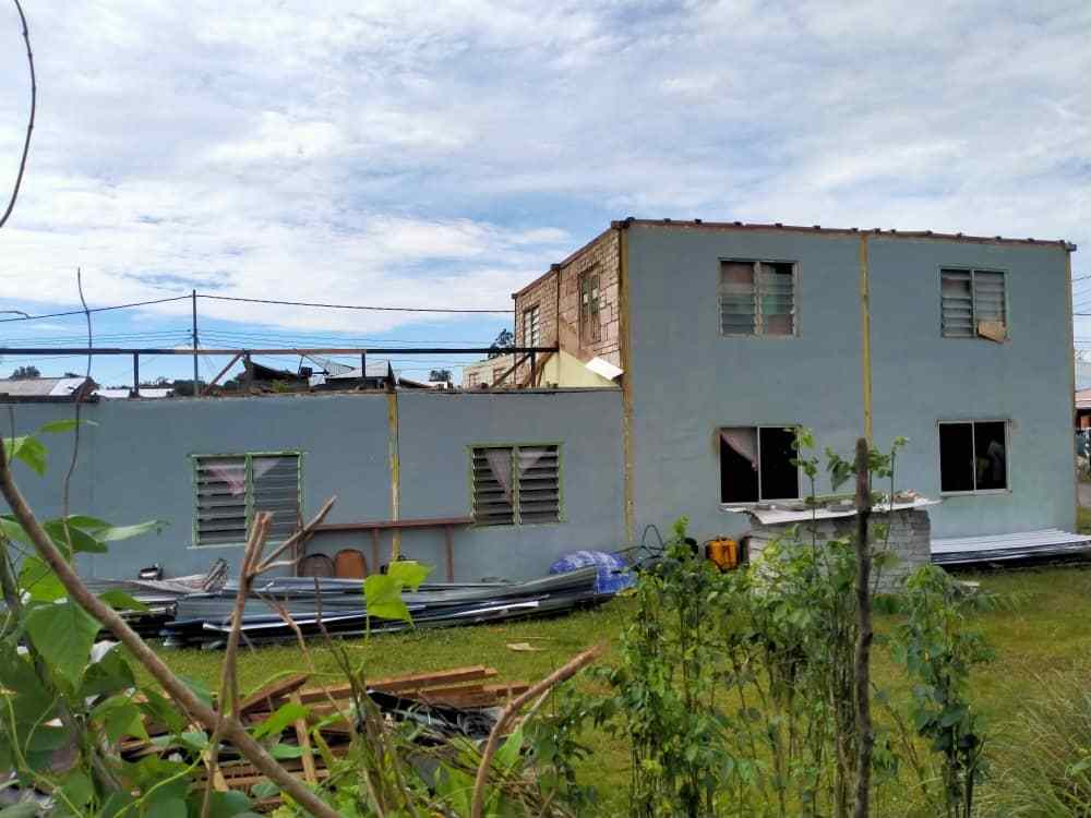 石隆门甘榜奥巴(Kpg Opar)于昨晚遭暴雨强风吹袭，6间民宅屋顶被掀飞，另外5间部分屋顶被破坏，6户27人搬入临时救灾中心