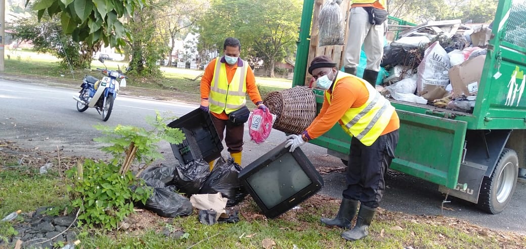 社区动态／还市民宜居生活环境 怡市厅清理非法垃圾堆 