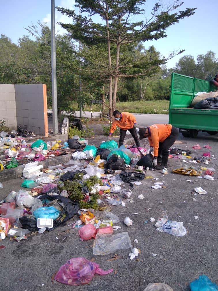 社区动态／还市民宜居生活环境 怡市厅清理非法垃圾堆 