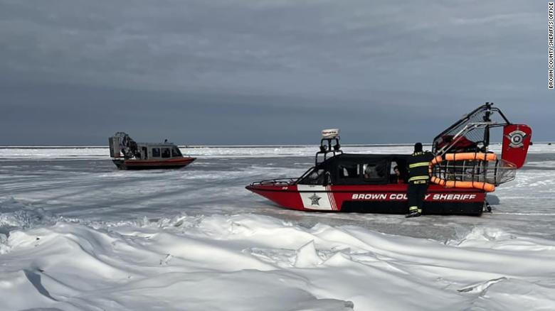 站在浮冰上钓鱼却漂离岸边 34人惊险获救