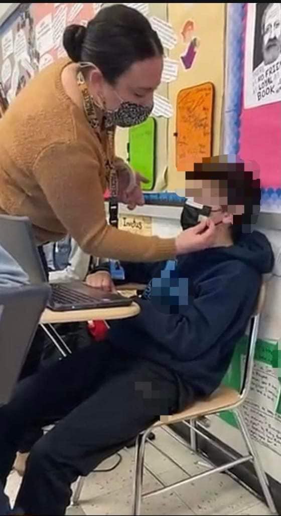 老师防止学生摘下  胶带将口罩黏脸上
