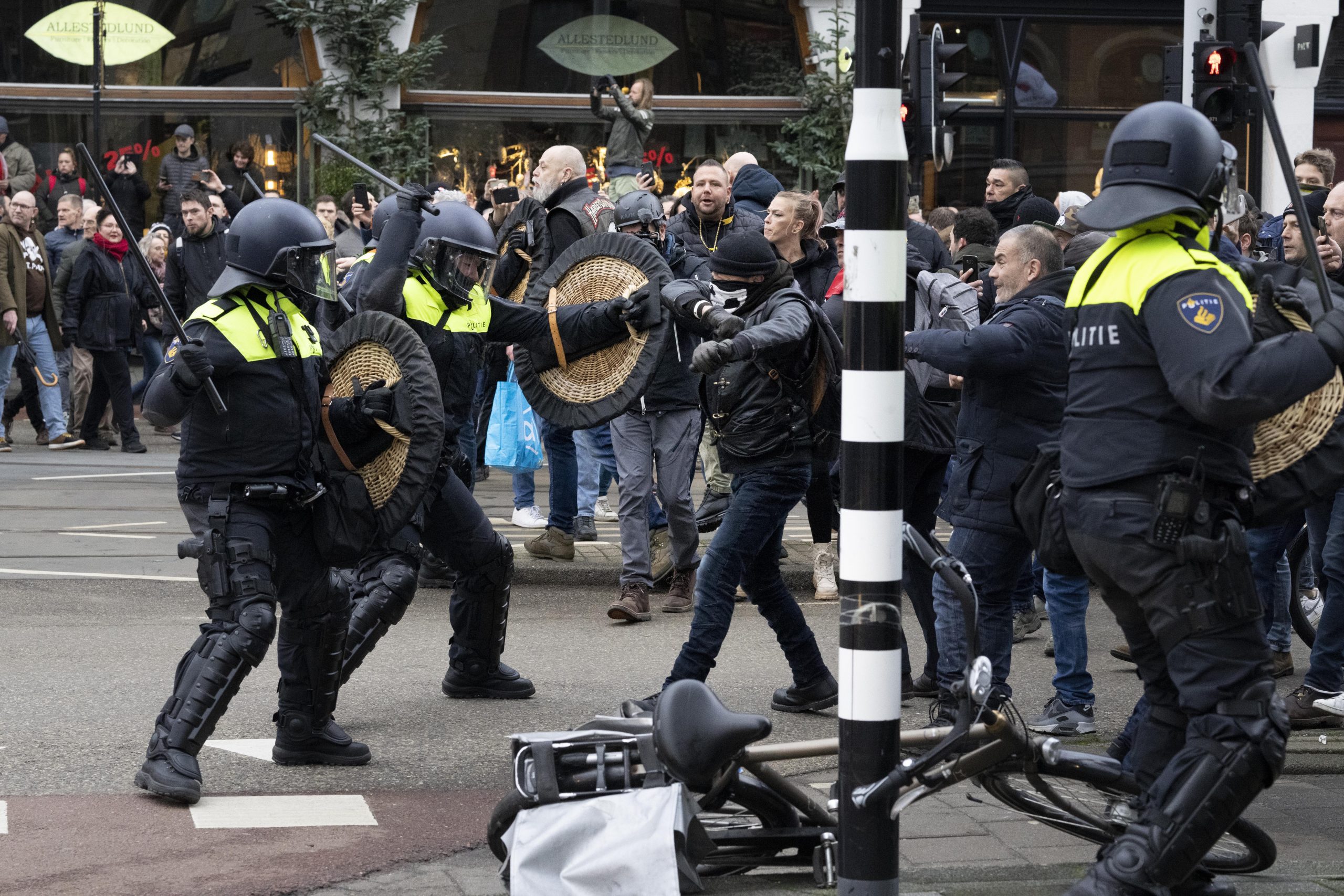 荷兰首都数千人上街反封锁酿警民冲突 30人被捕