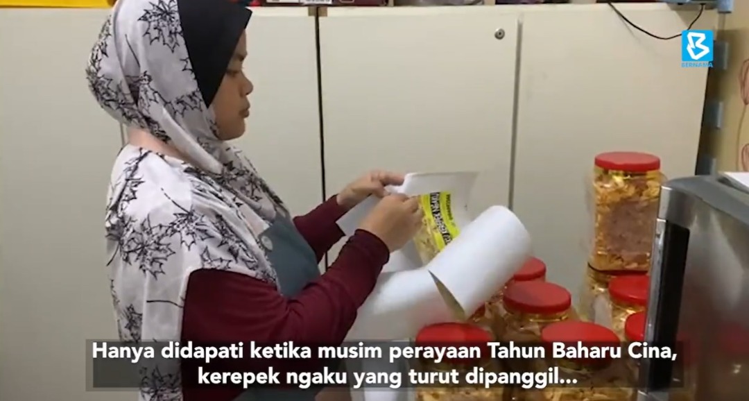 视频 | 马来妇女太爱吃牙菇饼！爱到学做 发农历新年财