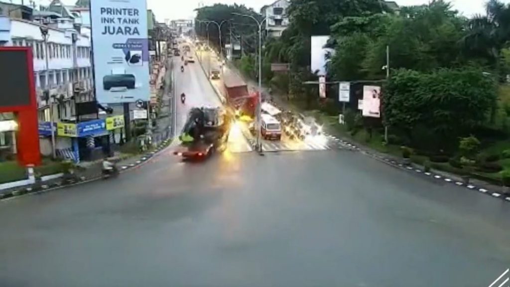 视频 | 印尼恐怖车祸 失控罗里掀翻车龙 酿5死4重伤