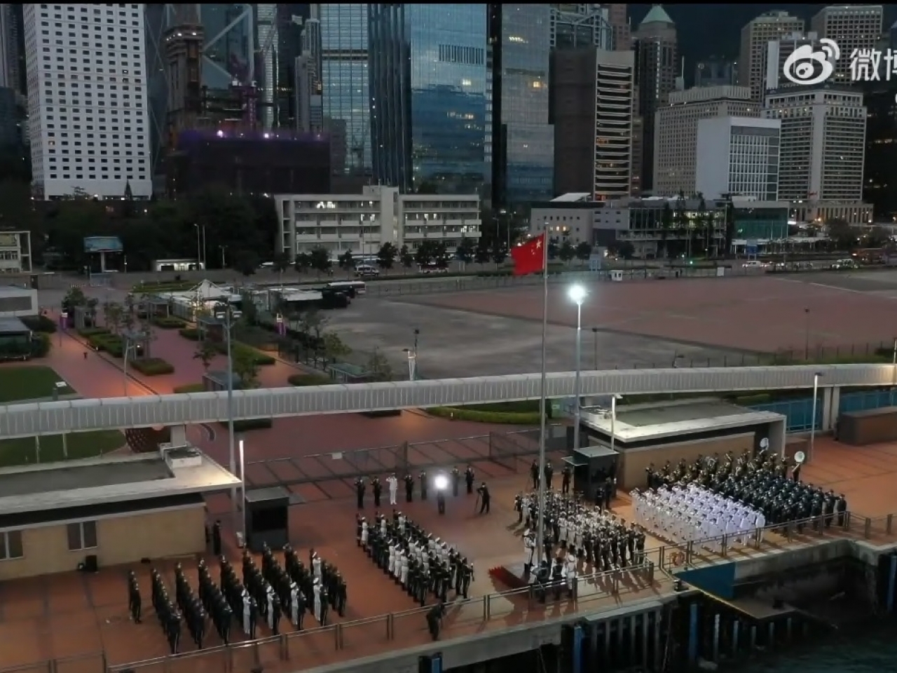 解放军驻港部队在中区军用码头首次举行升国旗仪式 