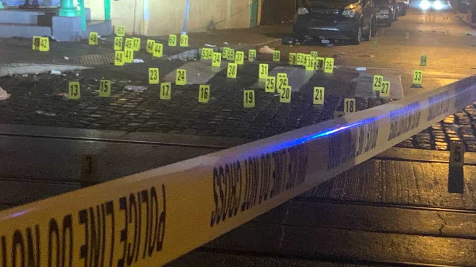 费城街头枪战6人受伤 警察公布影像“子弹乱飞”