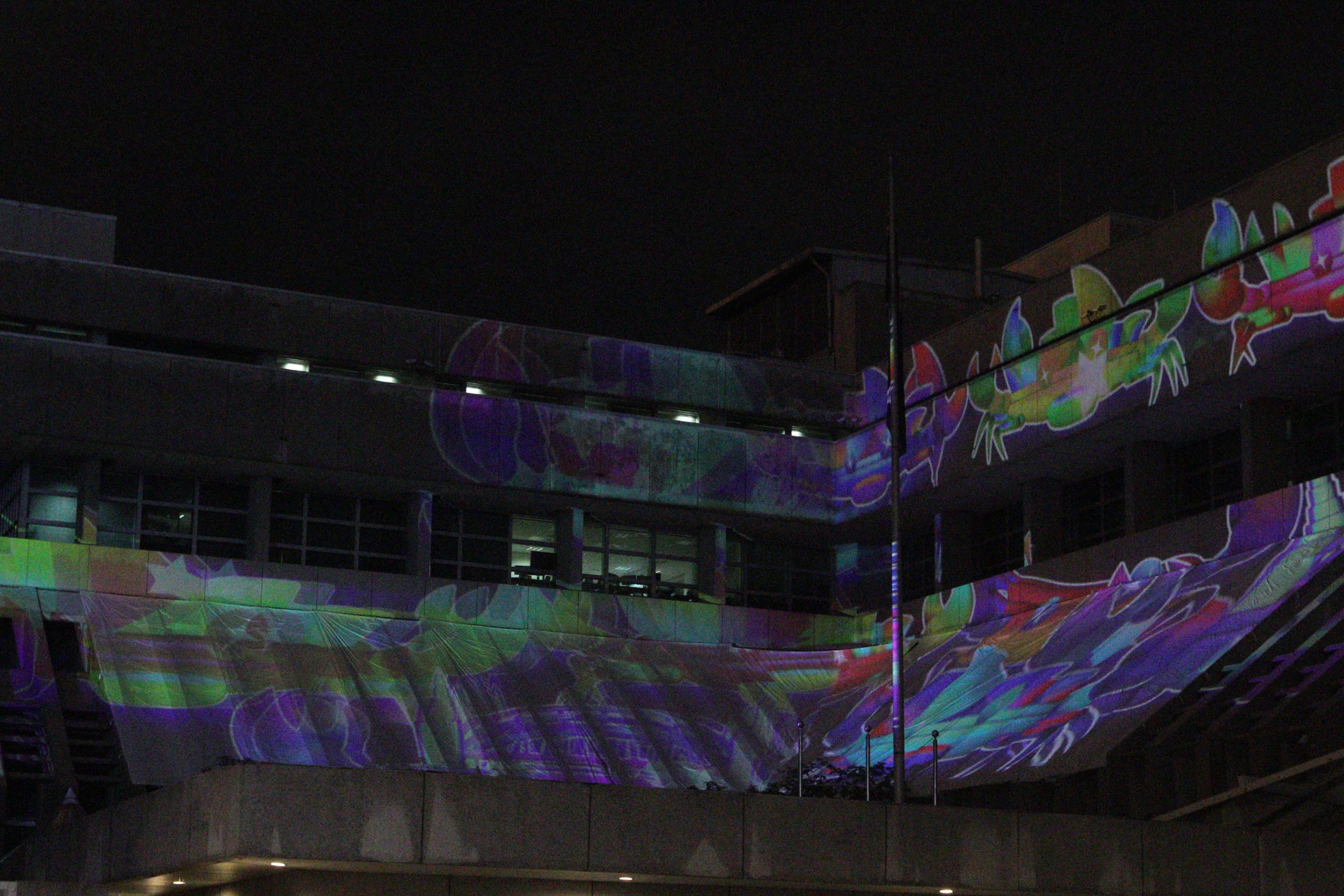 革新创意“Light Up”灯光秀 将数字艺术投影在建筑物上