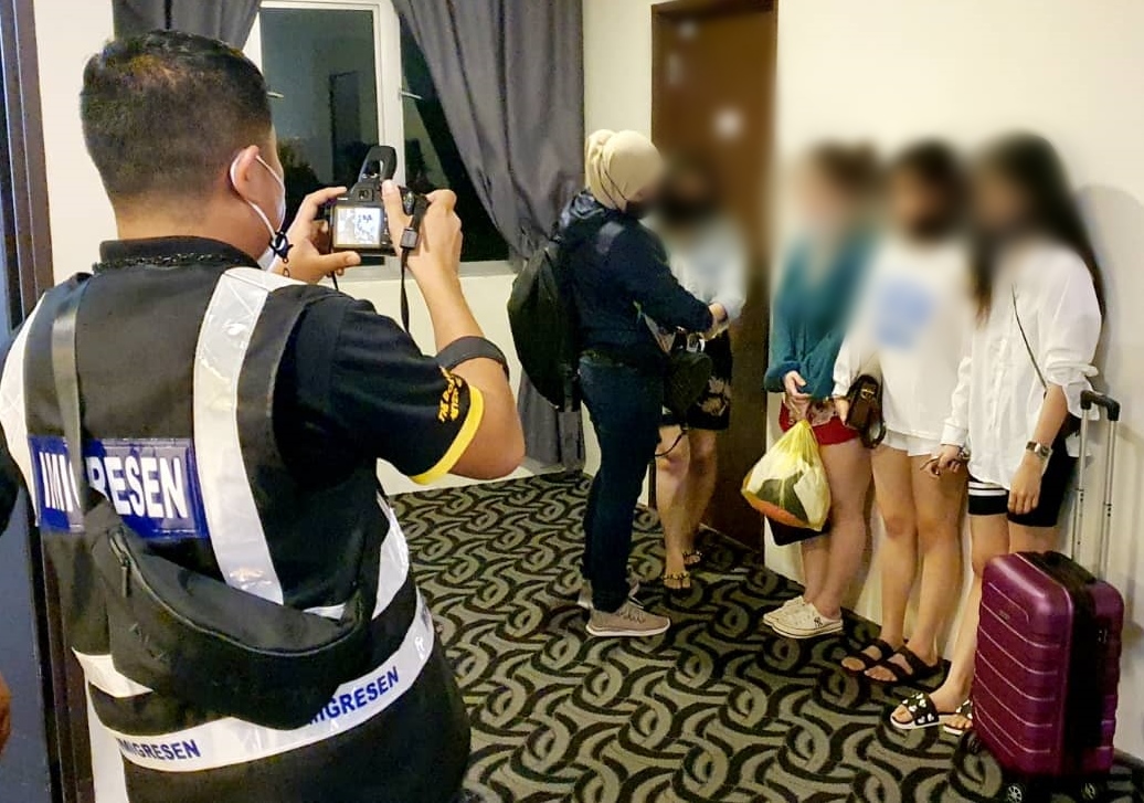 （古城版）外籍女子涉卖淫活动被扣查