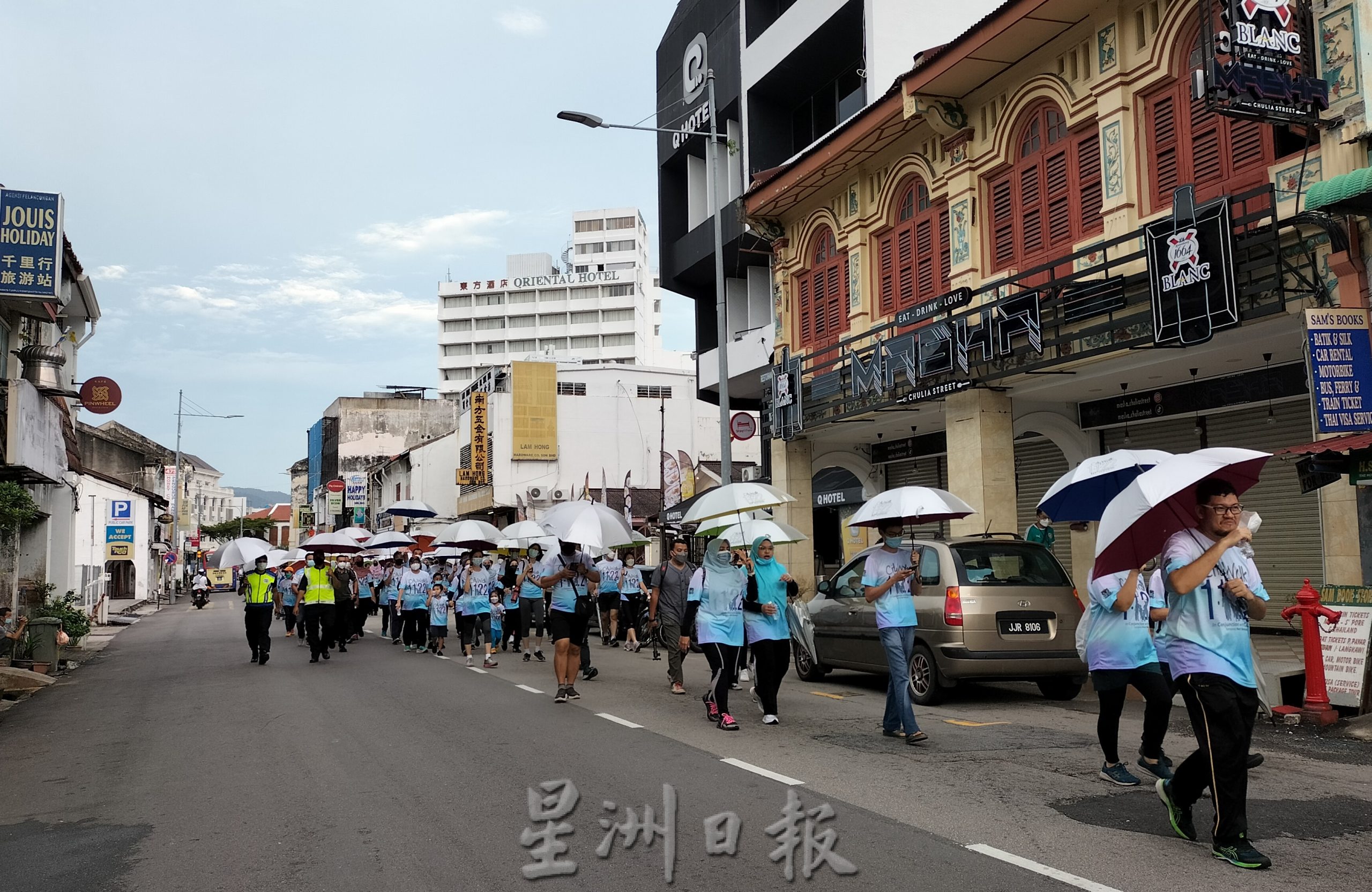 行活动 千人撑伞步行 迎接2022年第一天
