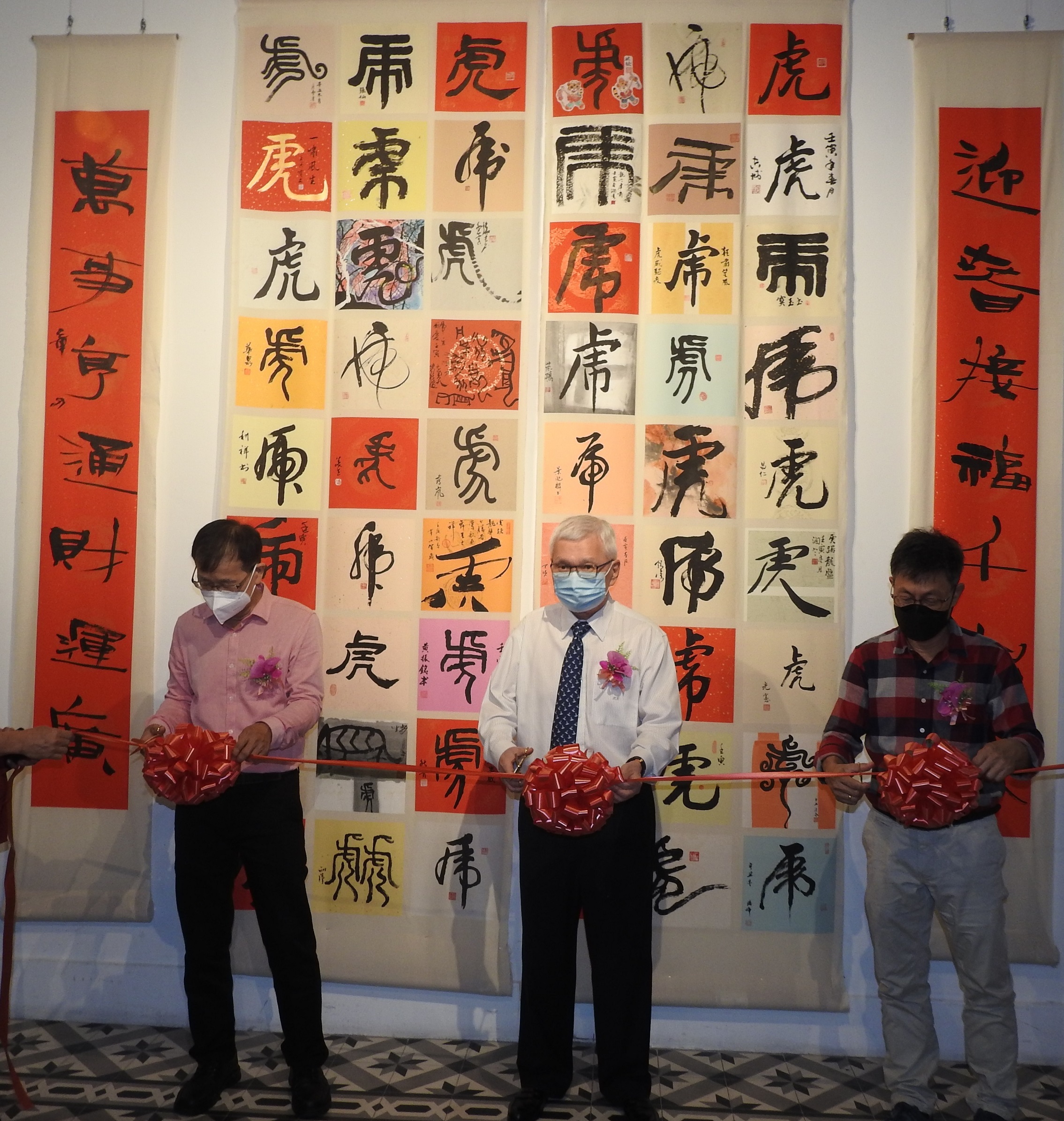 （大北马）拿督斯里丘光宪在“虎年展望活出艺情2022书法展”讲述童年的练字经历