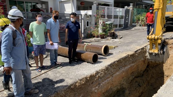 “家门前挖路建污水管”   新港樟格居民投诉发展商