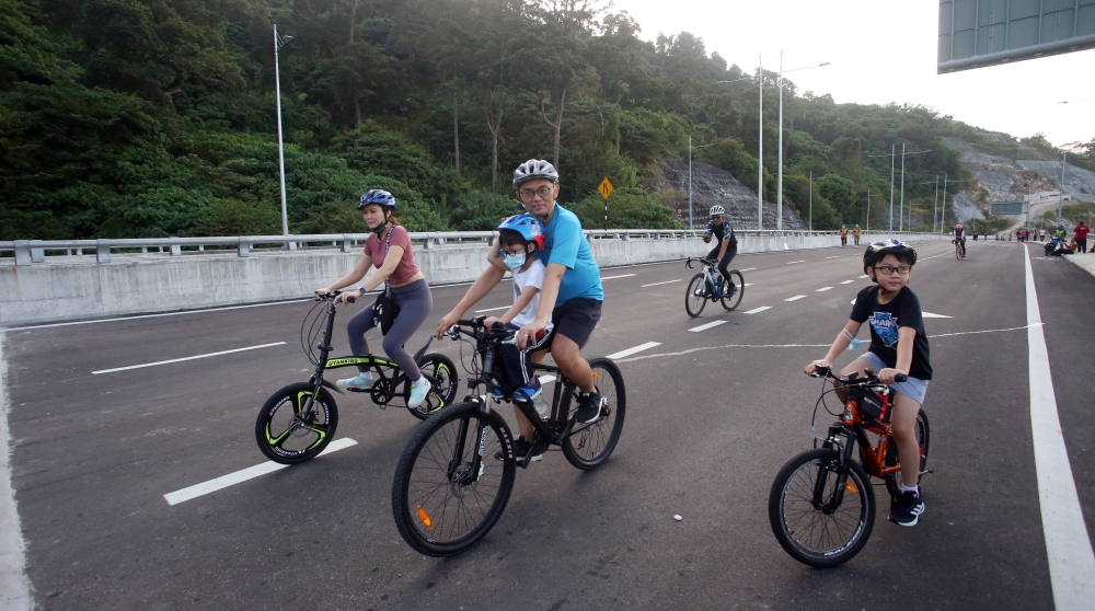 （大北马）米桶山路平行大道部分路段率先开放让300名民众晨走及骑行