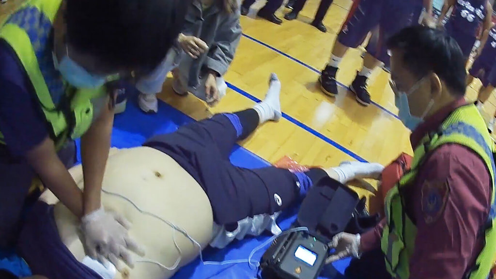 40岁男子打篮球突倒地 医护接力CPR救回一命