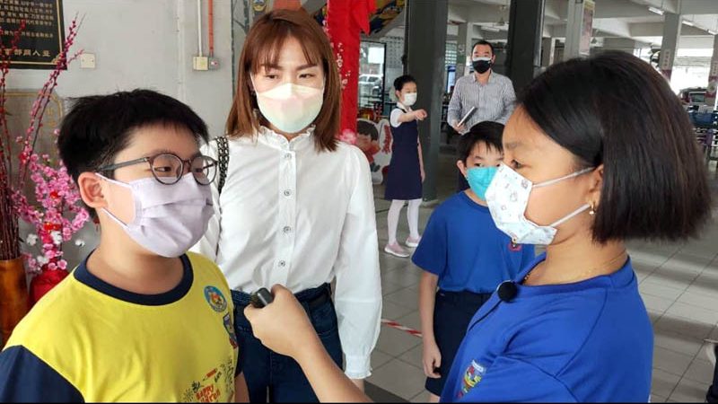 北海中华一校疫苗接种中心 小女生当记者采访