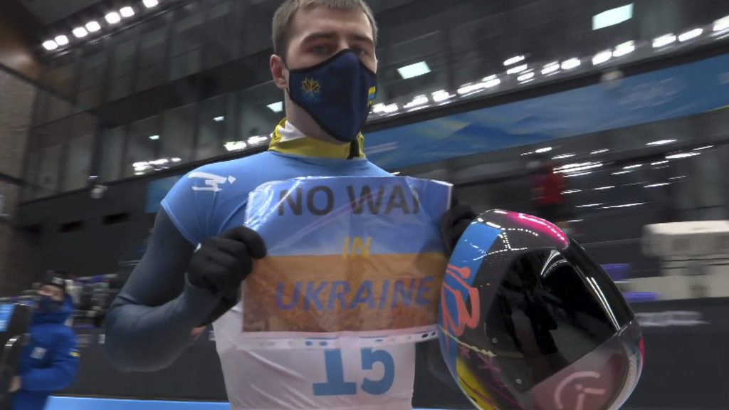 “乌克兰不要战争”   冬奥赛车手抗议
