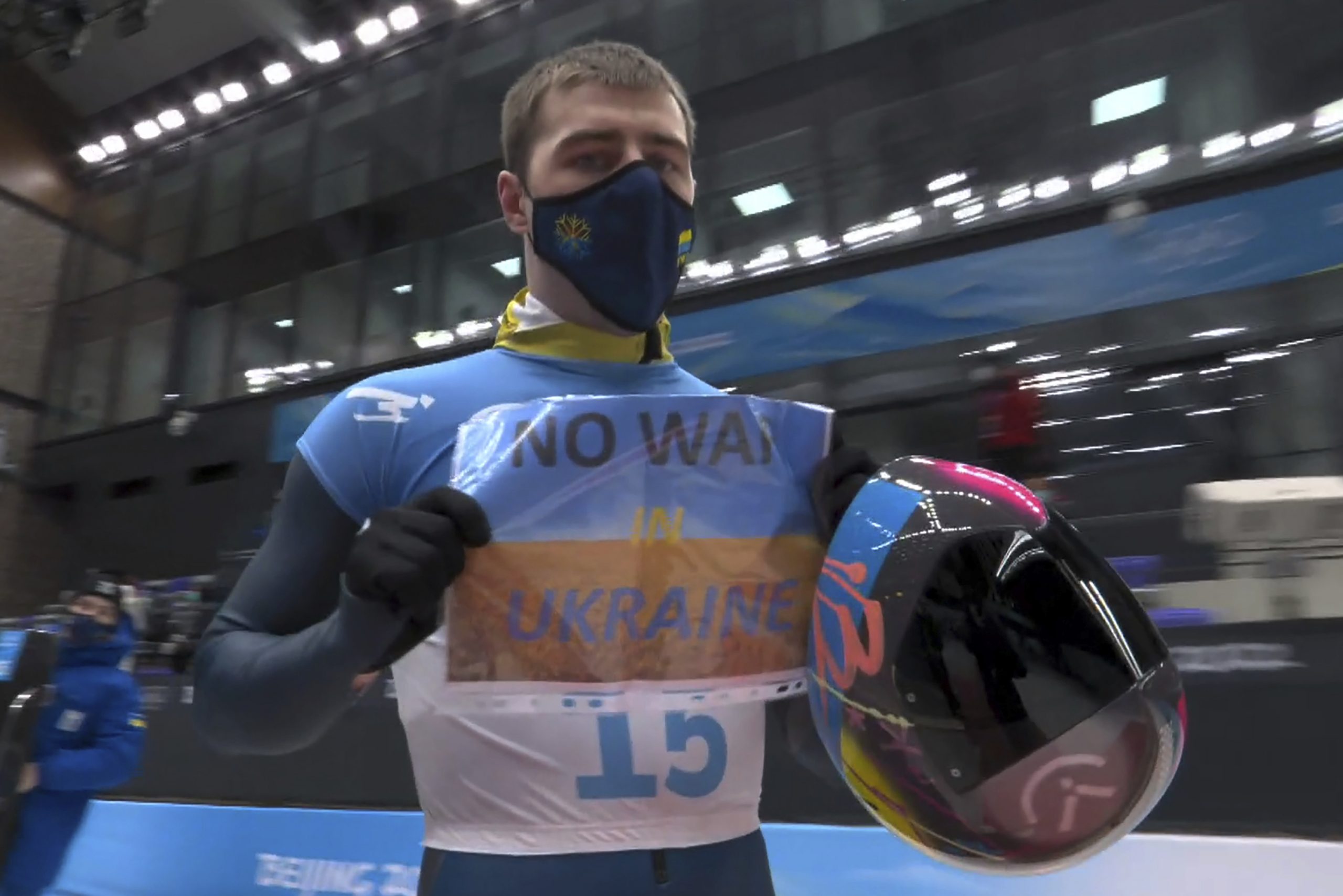 “乌克兰不要战争” 冬奥赛车手抗议