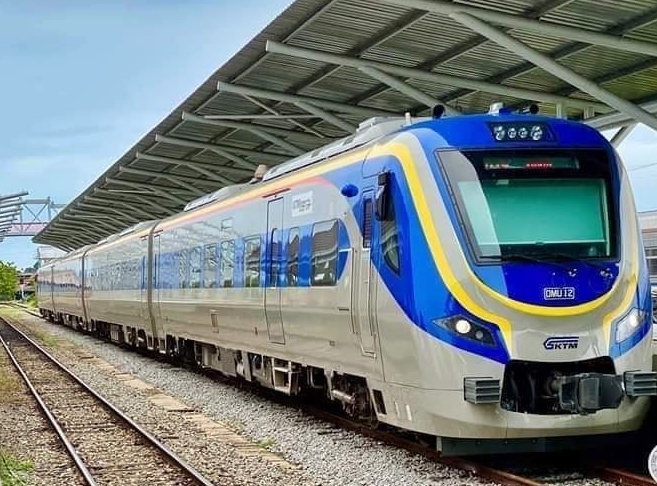 东：东海岸路线火车的联合柴油火车（DMU）正式开跑后，搭火车去达篷玩（Train To Dabong）的行程大受欢迎。马来亚铁道公司因此增加这条行程的班次，调整发车时刻表。