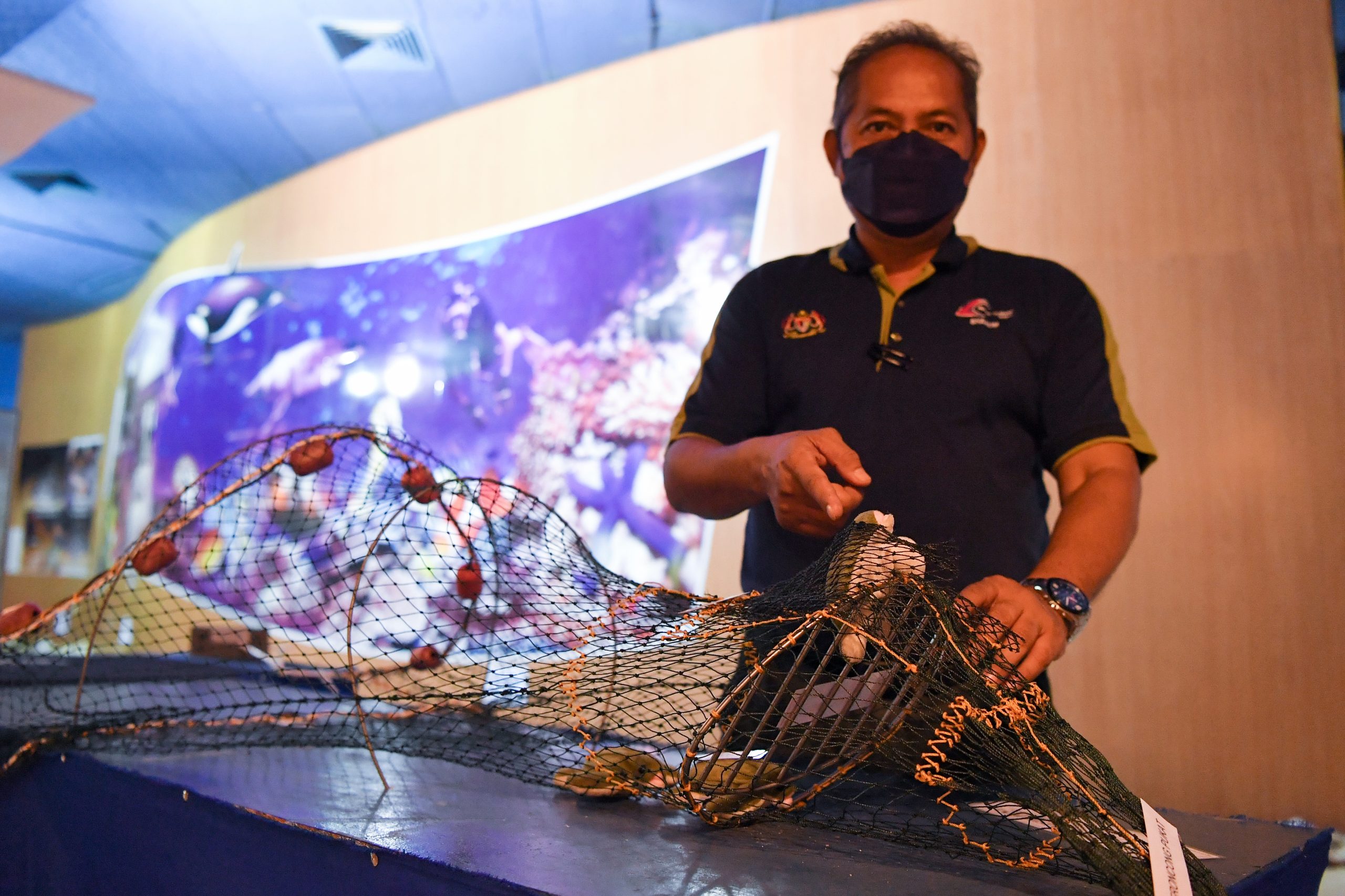 东：兰道阿邦渔业研究中心鉴定渔夫在海龟登陆地点附近使用一种叫“pukat pari” 拖网工具捕鱼是导致海龟死亡的主要原因。