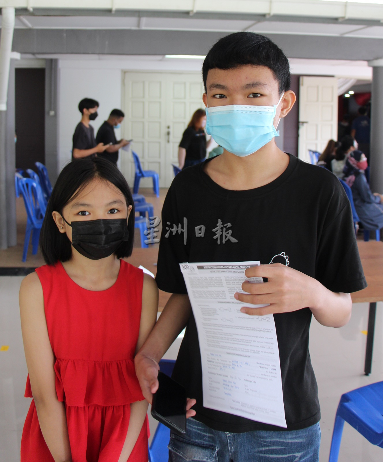东：双溪兰华小许多学生隔离10天后，前往疫苗接种中心接种疫苗