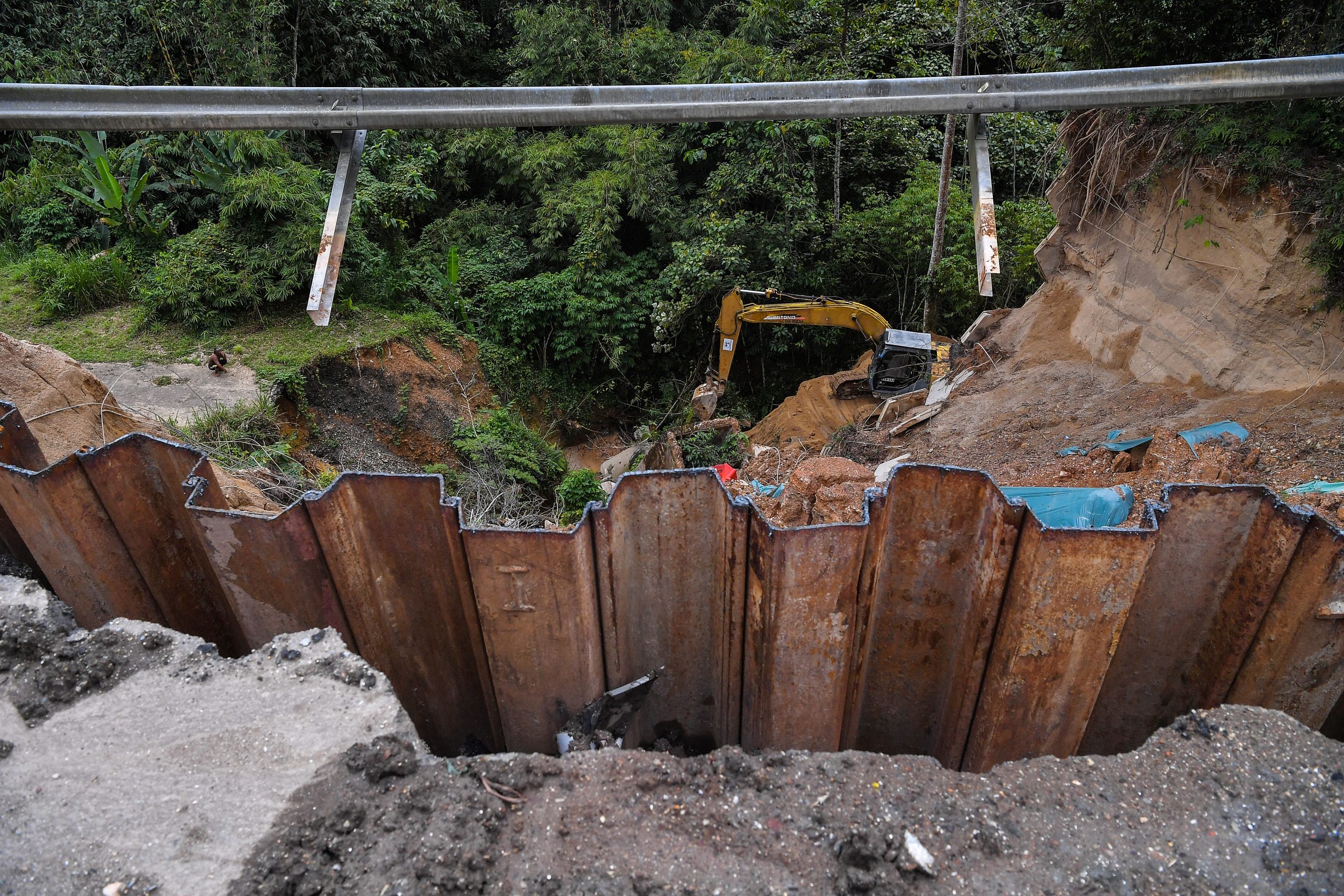 东：彭州政府：大水灾中48处路段损坏，需2700万令吉维修。