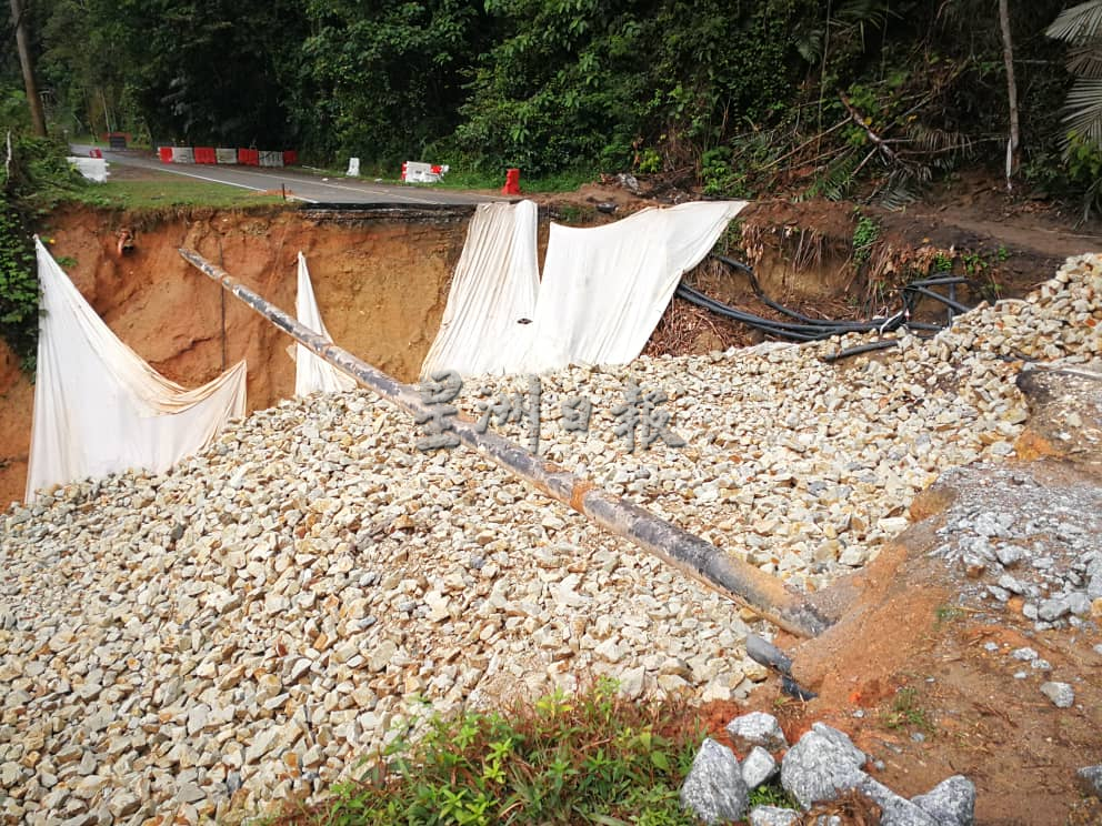 东：文冬吉隆坡旧路崩塌在抢修