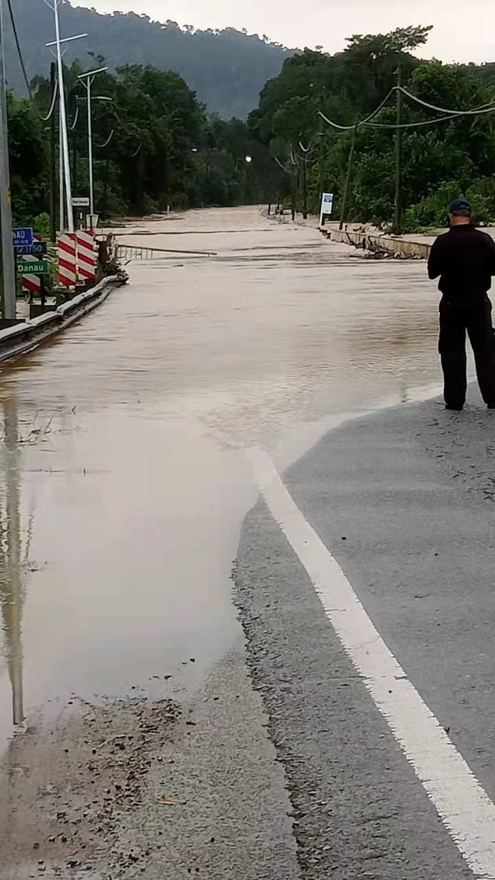 东：林明水灾消退中午恢复通车，昨天滞留游客已安全离开。