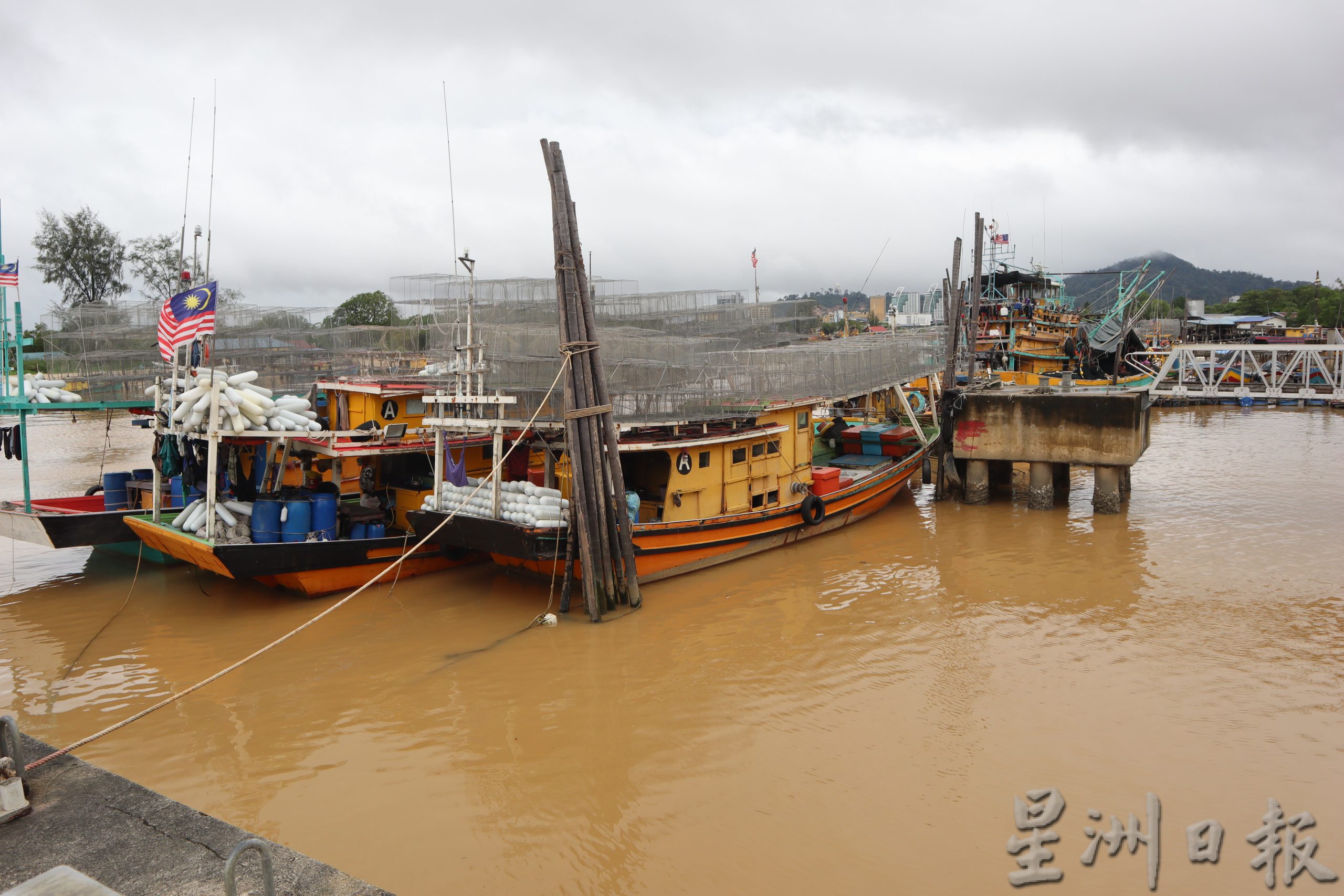 东：渔民无法出海，菜农无法耕种，2月下不停的雨让渔民及菜农好“难过”。