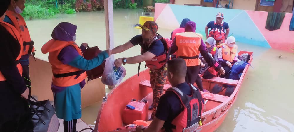 东：还有2天就要考大马教育文凭考试（SPM），瓜拉伯浪两所寄宿中学却发生水灾，160名中五学生紧急撤离到疏散中心避难。