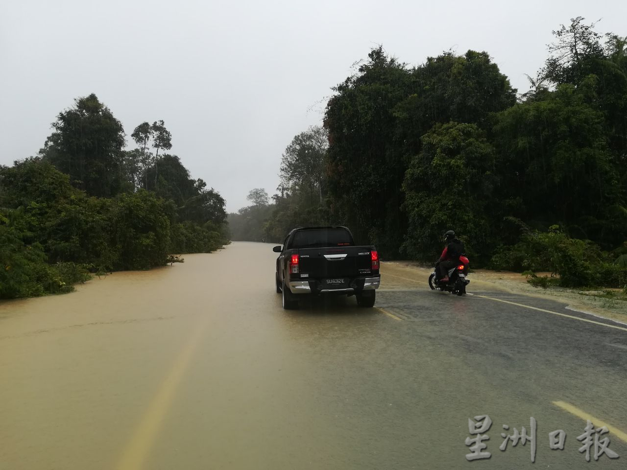 东：连续2天不停的暴雨，导致甘马挽及士兆多个地区发生水灾，这也是东北季候风季节的第5波水灾。