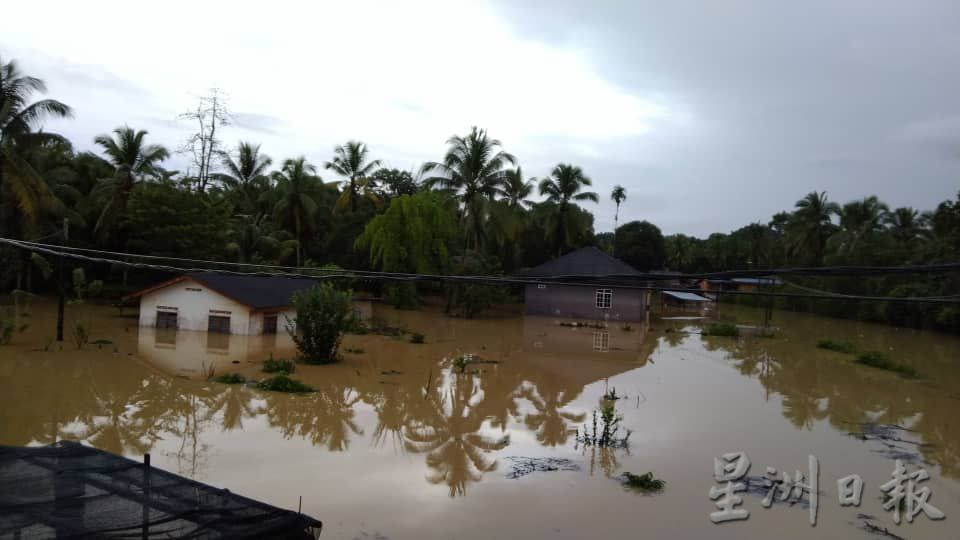 东：连续2天不停的暴雨，导致甘马挽及士兆多个地区发生水灾，这也是东北季候风季节的第5波水灾。