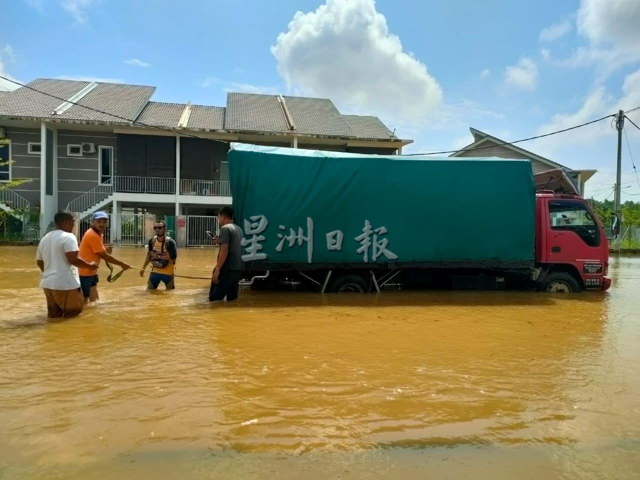 东：连续多天下雨之后，今天终于放晴，没想到甘马挽多个地区却开始淹水，其中包括武吉文督新镇。