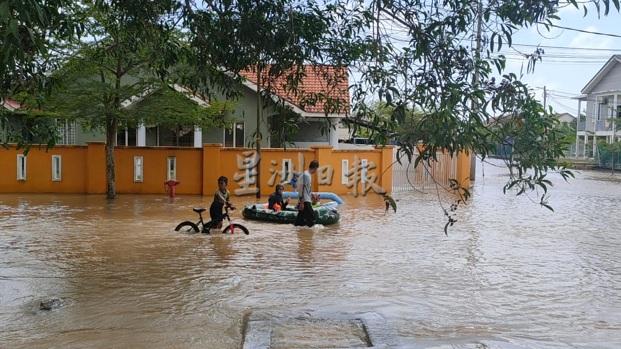 东：连续多天下雨之后，今天终于放晴，没想到甘马挽多个地区却开始淹水，其中包括武吉文督新镇。