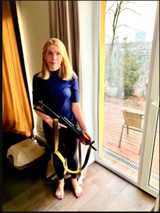 乌克兰女国会议员持AK-47 喊：和男人一起保卫国家