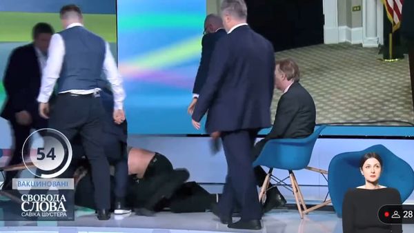 乌克兰政论节目变格斗直播　亲俄派议员遭“锁喉暴打”影片曝2