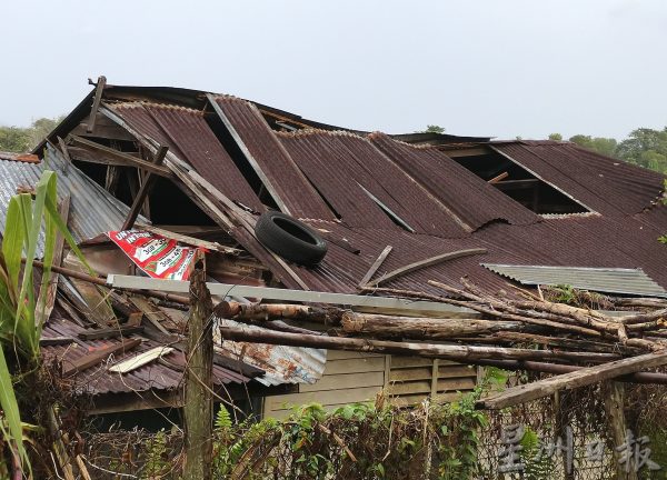 供fb：刮大风下大雨，拉杭新村十多户住家屋顶锌片被吹走