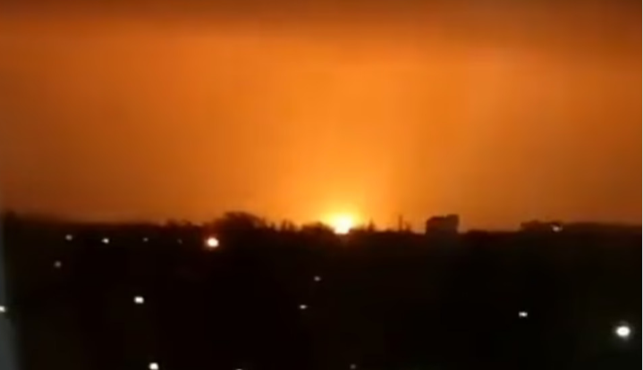俄媒：乌克兰东部输油管爆炸 夜空火光冲天