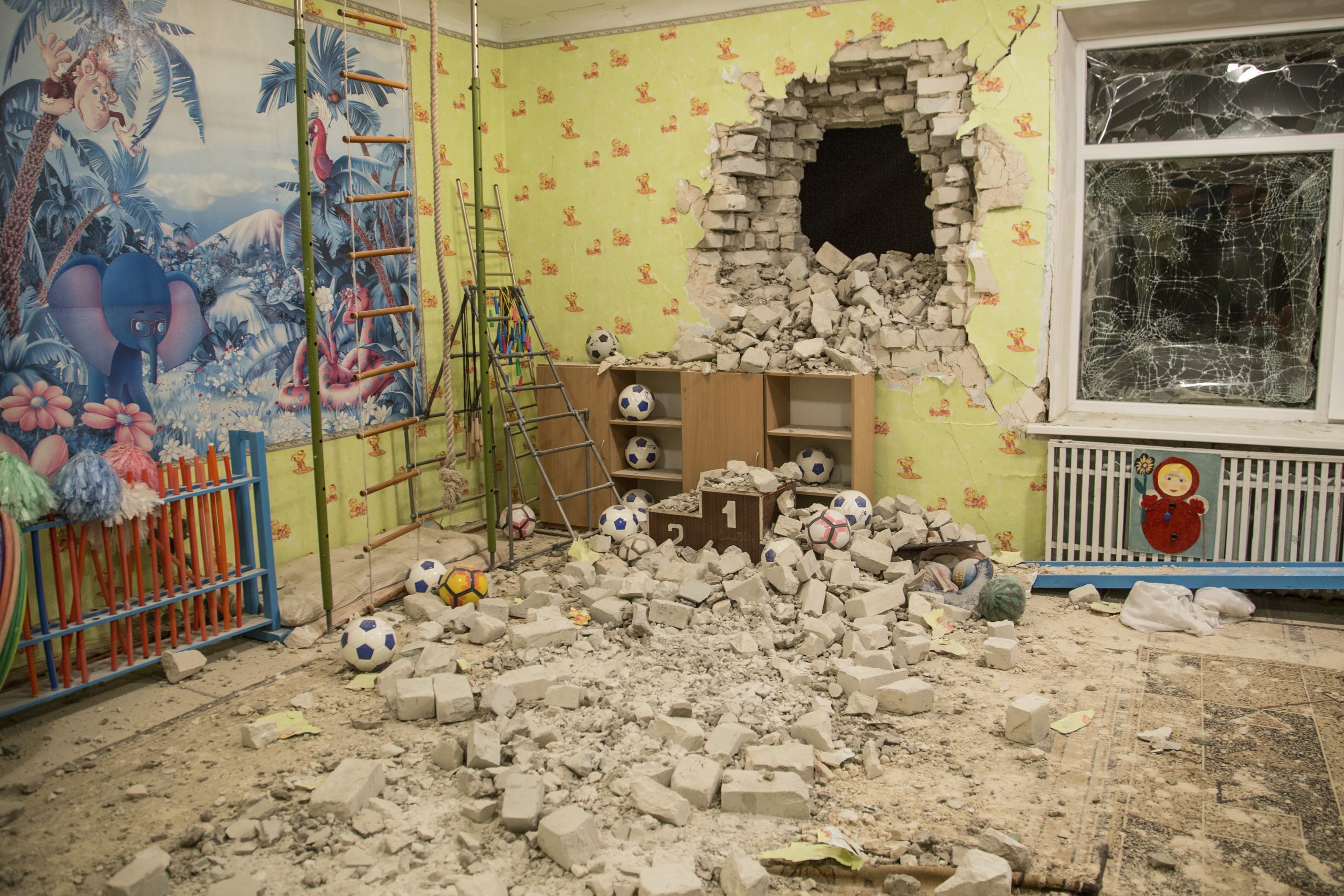 俄罗斯又宣布撤军 乌东幼稚园遭炮击　