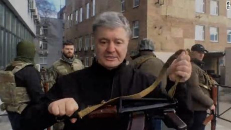 前乌克兰总统 持步枪上街抗敌