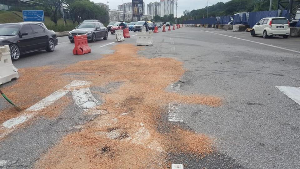 大都会-吉隆坡市政局在有油渍路段撒粉末