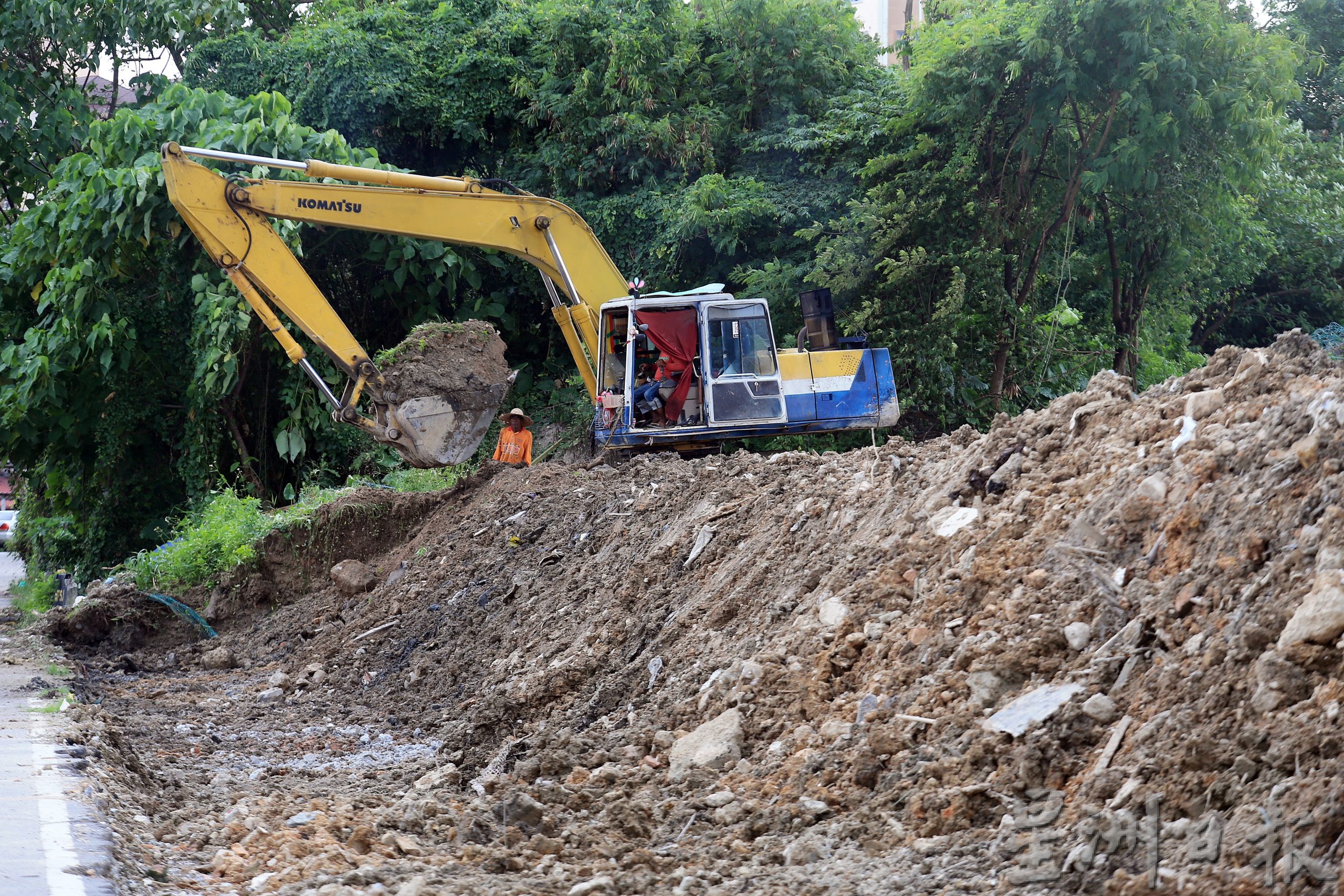 大都会（封面副）-金銮花园第4区毗邻的地段流出污水