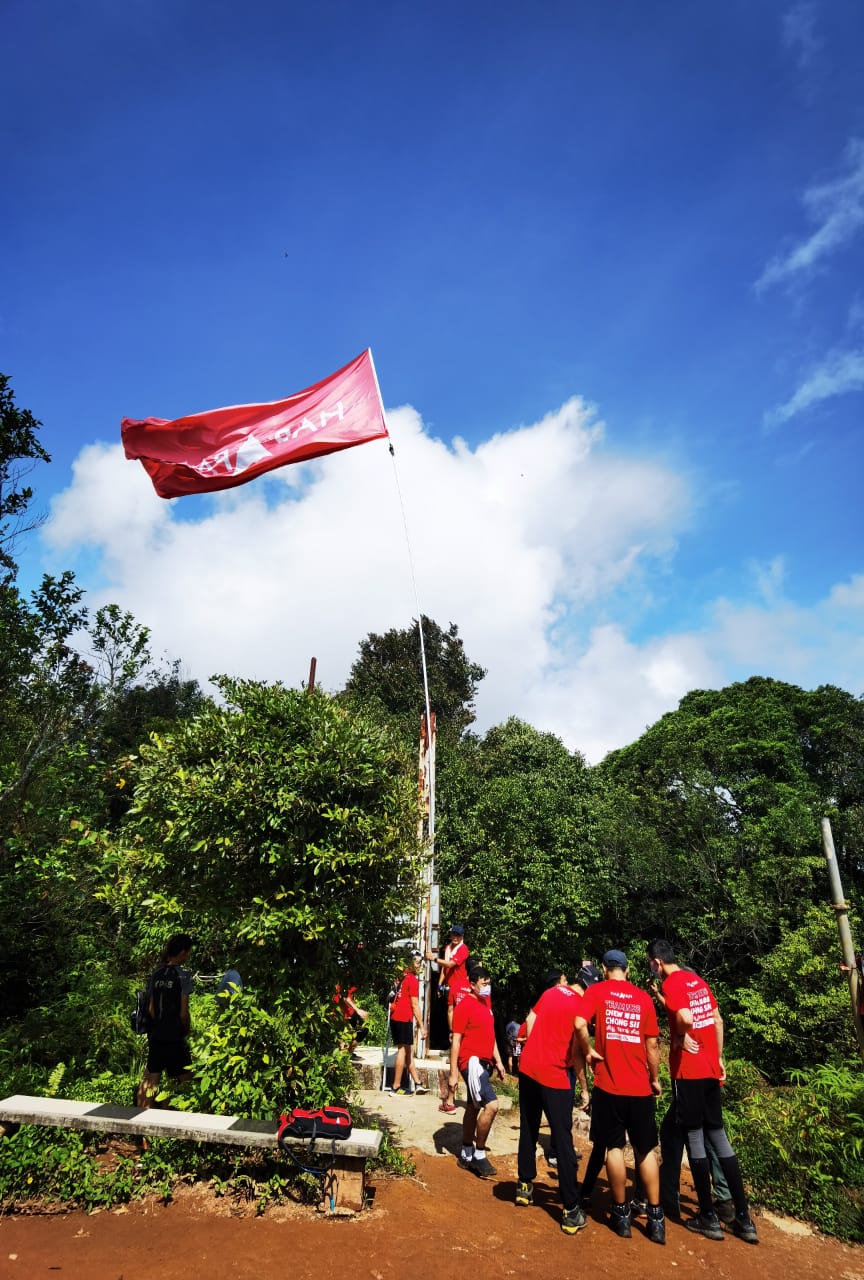 希盟红旗飘扬山顶 南峇山上一抹红点