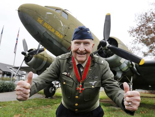 拚图）为冷战柏林儿童送幸福 美101岁“糖果轰炸机”上校过世